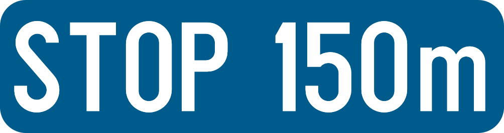 Type I b : Type I - Indication d'une distance (art. 13.1.1, 1°). Panneau bleu rectangulaire placé sous un signal principa…